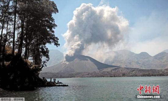 当地时间11月4日凌晨，印度尼西亚龙目岛一座火山喷发，导致邻近的巴厘岛伍拉莱机场关闭。