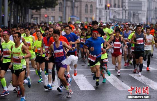 11月8日，2015上海国际马拉松赛在外滩鸣枪开跑。不少身穿奇装异服的参赛选手，吸引了众多路人的眼球。今年恰逢“上马”20岁生日，如今的上马已经不仅仅只是单一的上海国际马拉松赛，它已经成为了路跑爱好者的嘉年华。 <a target='_blank' href='http://www.chinanews.com/'>中新社</a>记者 汤彦俊 摄