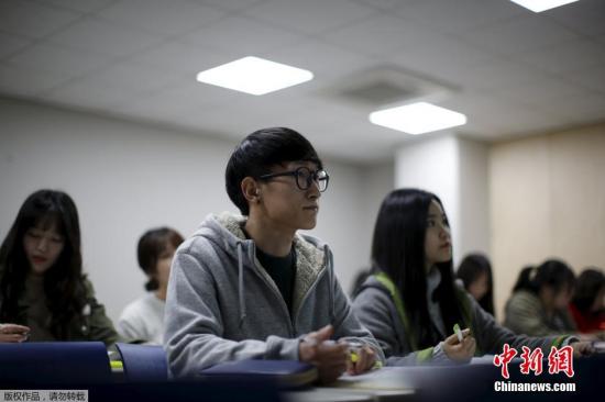 资料图片：韩国富川一所学校的教室内，学生们正在听课。