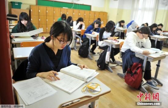 首尔的一间教室里，学生们在紧张的备考。
与中国的中学生一样，在高中的最后一年，韩国学生为了应对高考，也都自觉的延长了自己的学习时间，每天起早摸黑的学习，几乎没有休息日。