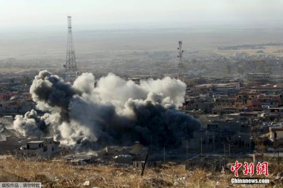 当地时间11月12日，伊拉克北部重镇辛贾尔，库尔德自治区武装在以美国主导的“国际联盟”空中支援下，突破了“伊斯兰国”武装分子设在辛贾尔外围的防线。目前，库尔德装甲部队正密集轰炸辛贾尔镇内“伊斯兰国”武装的防守阵地。