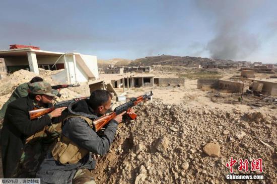 当地时间11月12日，伊拉克北部重镇辛贾尔，库尔德自治区武装在以美国主导的“国际联盟”空中支援下，攻击辛贾尔镇内“伊斯兰国”武装的防守阵地。