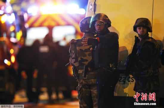 当地时间11月13日，法国安全部队在遇袭巴塔克兰剧院附近保持警戒。