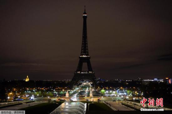 当地时间2015年11月14日，法国巴黎，艾菲尔铁塔熄灯悼念系列恐袭事件遇难者。遭遇后，从巴黎东区迪士尼乐园、中区艾菲尔铁塔到西区凡尔赛宫周六一律关闭，其中艾菲尔铁塔是无限期关闭，直至另行通告为止。目前，有荷枪实弹的军警在铁塔周围巡逻。正常情况下，艾菲尔铁塔每日接待两万名游客。