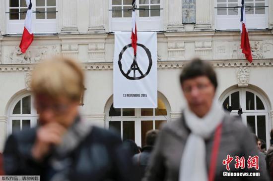 当地时间11月16日，法国民众默哀一分钟，悼念巴黎恐袭遇难者。图为法国南特的民众参加默哀一分钟仪式。