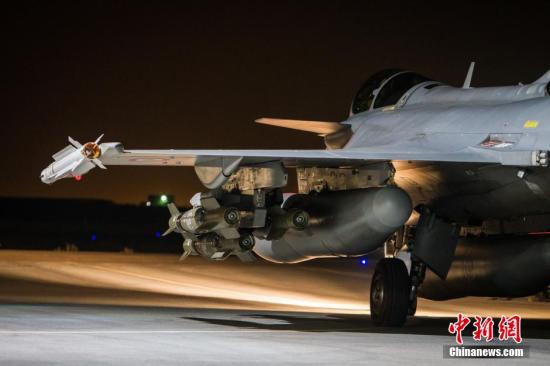当地时间2015年11月17日，法国对叙利亚拉卡市的“伊斯兰国（IS）”目标发起了空袭，10架疾风战机和幻影2000战斗机共投下16枚炸弹，摧毁一处控制中心和一处训练营。这是法国军机连续第三天轰炸拉卡市的“伊斯兰国”目标。