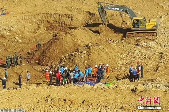 当地时间2015年11月21日、22日，缅甸东北部的克钦族自治邦内一处玉石矿场于当地时间21日发生山体滑坡。根据目前最新的消息显示，此次灾难已造成至少90人遇难。 报道称，一名地方官员表示，在21日晚上，救援队已找到了79具遇难者遗体，而在22日早上又发现了11具，所以到目前为止，总共找到了90具遇难者遗体。但由于还有近百人失踪，所以预计遇难者人数还会继续上升。