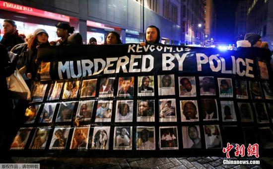 当地时间2015年11月24日，美国芝加哥，当地民众在警察局门口抗议白人警察杰森·戴克射杀17岁非裔青少年麦克唐纳(Laquan McDonald)。