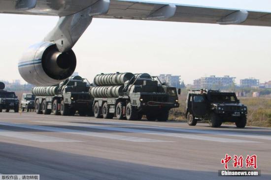 11月27日消息，俄罗斯国防部发布的图片显示，俄罗斯将最先进的S-400防空导弹系统部署至俄空军驻扎在叙利亚Hmeymim空军基地。