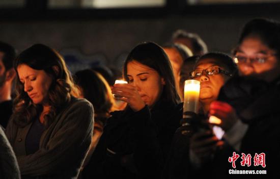 当地时间12月3日晚，美国加州圣伯纳迪诺民众举行烛光集会，悼念在枪击案中的无辜罹难者。12月2日，加利福尼亚州南部圣贝纳迪诺市一家名为“内陆地区中心”的残障康复中心发生枪击事件，截至目前至少14人遇害，21人受伤，2名嫌犯在与警方交火中被击毙。 <a target='_blank' href='http://www.chinanews.com/'><p  align=