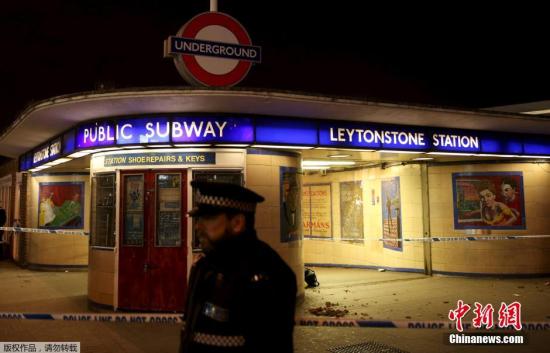 当地时间12月6日，英国伦敦地铁Leytonstone站发生持刀伤人事件，1名嫌犯被捕。事件造成一名男子重伤，另有2人受轻伤。英国警方称，已将此事视为恐怖主义事件。《每日电讯报》称，根据网上流传的视频显示，持刀男子在行凶过程中大声尖叫“这是为了<a href=