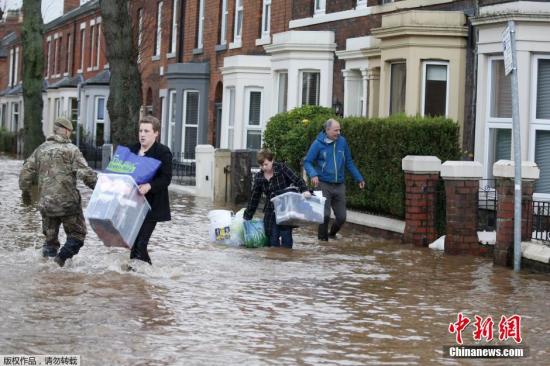 暴风雨侵袭英国多地超6万户停电 数百家庭被疏散