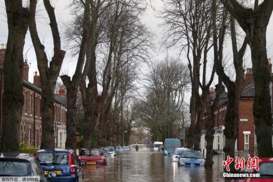 暴风雨侵袭英国多地超6万户停电 数百家庭被疏散1