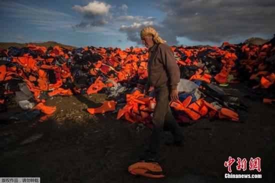 2015逾百万难民取道海路进入欧洲 数千人溺亡 