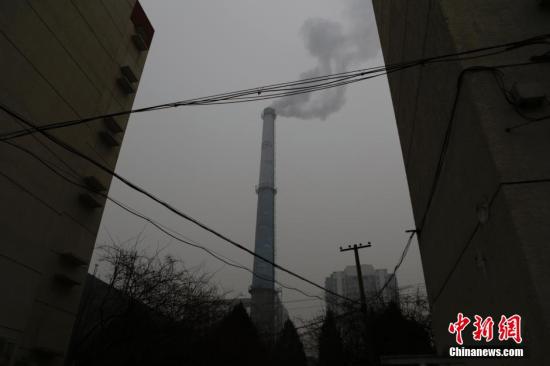 资料图：北京供暖烟囱。 中新社记者 李慧思 摄