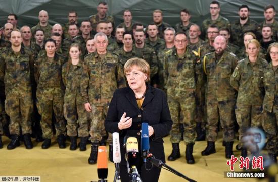当地时间12月7日，德国利尔，德国总理默克尔访问当地快速医疗反应部队培训中心。