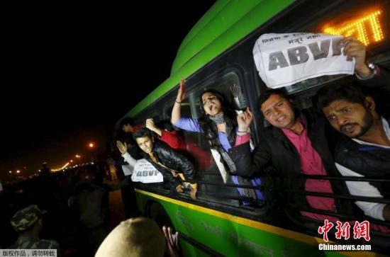 印度“黑公交”轮奸案少年犯获释 民众激烈抗议