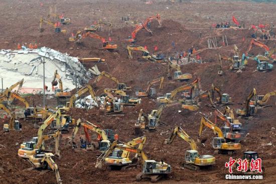 深圳山体滑坡 百台挖掘机连续作业。图片来源：视觉中国