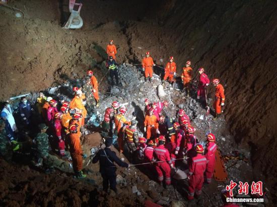 深圳滑坡现场救出一名倖存者。陈文 摄