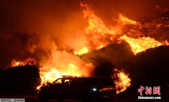 美南加州山火75%火情受控 植被烧毁当局忧滑坡 