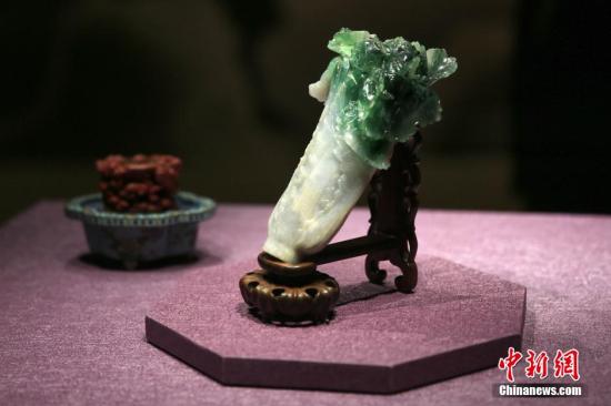 资料图	：台北故宫最具知名度的藏品“翠玉白菜”。中新社记者 陈小愿 摄
