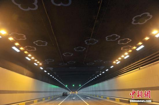 资料图：武汉东湖隧道。 <a target='_blank' href='http://www.chinanews.com/'>中新社</a>记者 张畅 摄