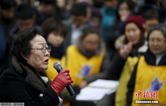 资料图：韩国民众在日本使馆前就慰安妇问题集会示威。