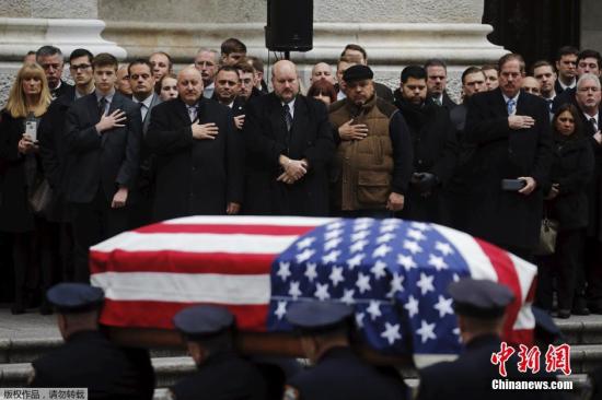 资料图：当地时间2015年12月30日，美国纽约，纽约警察局探员、空中国民警卫队中士Joseph Lemm的葬礼举行。12月21日，阿富汗巴格拉姆空军基地(Bagram air base)附近发生一起自杀炸弹攻击，造成6名美军士兵死亡、3人受伤。