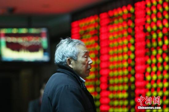 2015年12月31日，南京股民在当地一家证券交易厅内查看股市行情。 中新社记者 泱波 摄