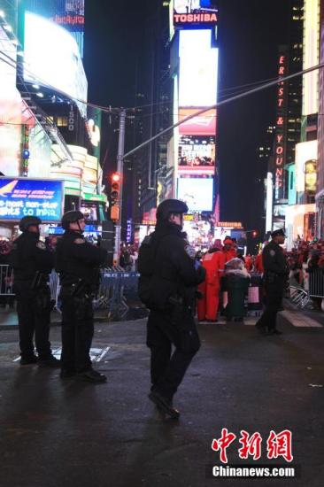 纽约跨年夜百万人狂欢迎接2016 全城戒备防恐袭 