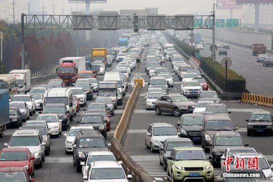 资料图：2016年1月3日傍晚时分，上海各高速公路入口客流返程高峰，拥堵延绵数公里。 <a target='_blank' href='http://www.chinanews.com/'>中新社</a>记者 张亨伟 摄