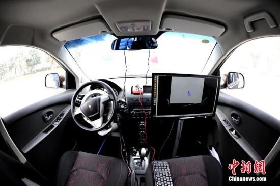 1��5�գ������߽��ɶ���Ϣ���̴�ѧ���ڷ����߽��ν��ڵĴ�����̽���й��������������з������˼�ʻ�������顣�����˼�ʻ����ͨ�������������״�������������Ӿ�ϵͳ���ɼ���Ϣ���������ƻ���̽�����������滮·�������ʱ��80��������������������վѲ�졢Ӧ����Ԯ�͹�����ȫ����������ͼΪ���˼�ʻ�����ھ��� ��Դ ��