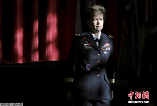 首位女性指挥官在美国西点军校宣誓就职(图)