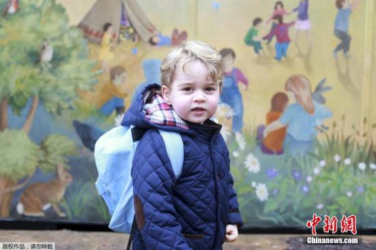当地时间1月6日，英国乔治王子第一天上幼儿园，乔治王子站在蒙台梭利幼儿园学校外墙的壁画前。凯特王妃亲自拍摄这两张照片纪念这一日子。