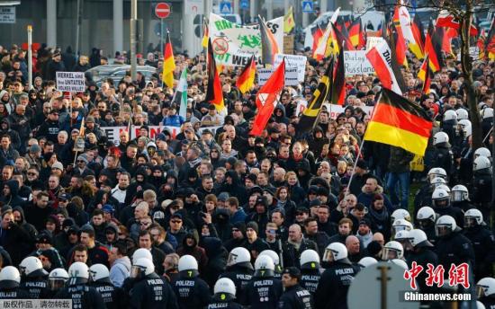 德国爆发反移民示威。示威者还以德国总理<a href=