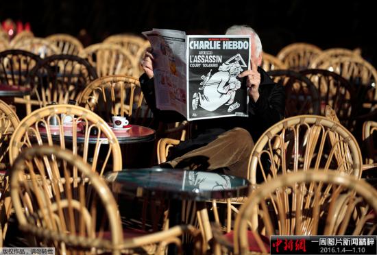 2016年1月6日，法国尼斯，一名男子在阅读《查理周刊》袭击案周年纪念号。