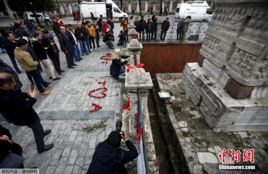 当地时间2016年1月13日，土耳其伊斯坦布尔，当地民众前往爆炸案现场悼念受害者。