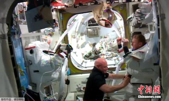 当地时间1月15日，欧洲航天局ESA的英国宇航员匹克进行自己在国际空间站的首次太空行走。
