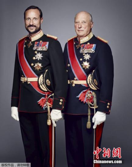 资料图：挪威国王哈拉尔（右）和王储哈康（左）。