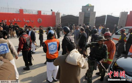 巴基斯坦大学遭恐袭21人死亡 教师为掩护学生牺牲
