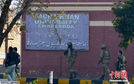 当地时间1月20日，巴基斯坦西北部一所大学发生的袭击事件已造成21人死亡，目前警方与武装分子的对峙和交火已经结束。警方没有说明死亡的21人中，是否包括被警方击毙的4名武装分子。