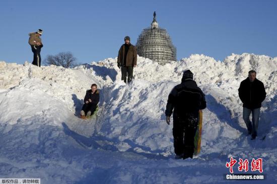 当地时间1月24日，美国遭遇暴风雪袭击。罕见暴风雪天气重创美国东北部地区，当天美国首都华盛顿、费城全城停摆，美国最大城市纽约几乎全城瘫痪。