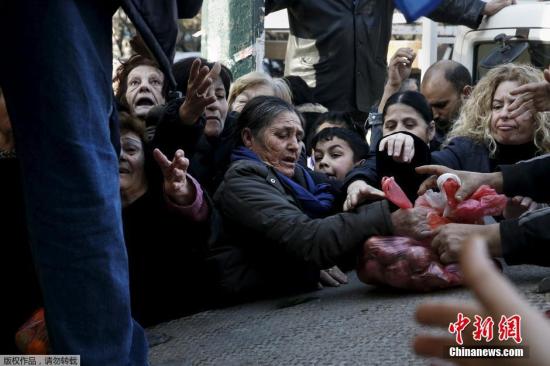 当地时间2016年1月27日,希腊雅典,农民抗议政府养老金体系改革,向民众发放免费果蔬,遭到哄抢。 当地时间2016年1月27日,希腊雅典,农民抗议政府养老金体系改革,向民众发放免费果蔬,遭到哄抢。