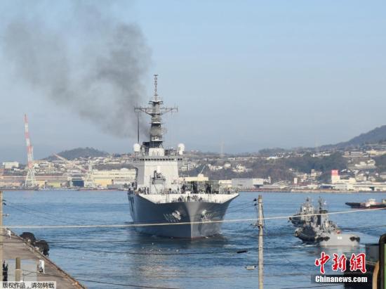 当地时间2月4日，日本海上自卫队“大隅号”运输舰承载地对空拦截导弹“爱国者3（PAC3）”离开位于本州岛西南岸的吴市基地向冲绳驶去。