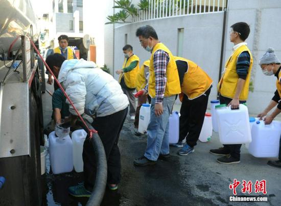 2月8日，台南仍有地区受到地震灾害造成停水。自来水公司特派运水车，为民众提供取水。 <a target='_blank' href='http://www.chinanews.com/'><p  align=