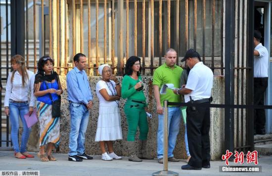资料图：美古两国建交后，首先忙起来的是大使馆，古巴哈瓦那的美国大使馆古巴公民排队签证。