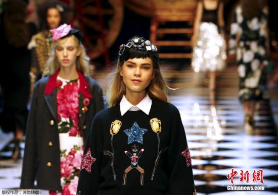 原料图片:意大利米兰时装周,模特展现杜嘉班纳(Dolce&Gabbana)品牌服饰。 原料图片:意大利米兰时装周,模特展现杜嘉班纳(Dolce&Gabbana)品牌服饰。
