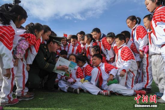 资料图:甘肃一小学学生们学习消防安全知识。师永红 摄 资料图:甘肃一小学学生们学习消防安全知识。师永红 摄