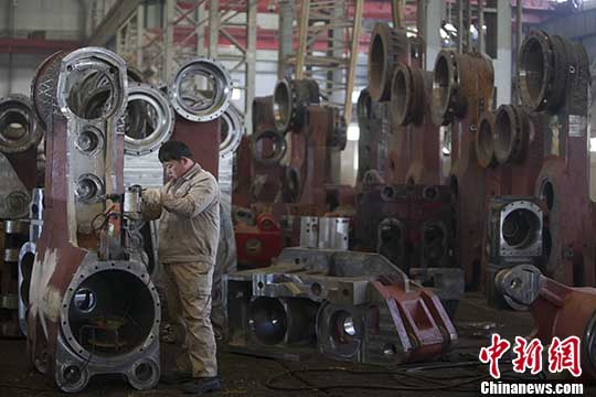 资料图：工人正在检测机械配件。 <a target='_blank' href='http://www.chinanews.com/'>中新社</a>记者 张云 摄