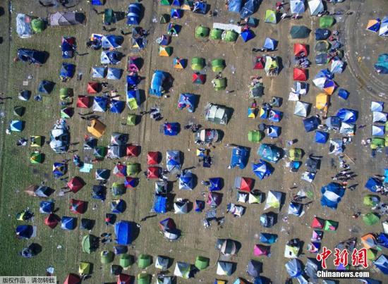 3月4日消息，据英国《每日邮报》消息，在希腊与马其顿边境的小镇伊多梅尼(Idomeni)的田野里，布满了滞留难民的帐篷。